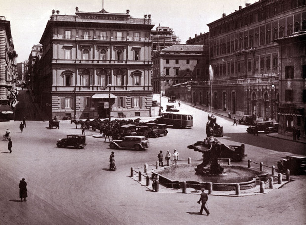 Piazza Barberini nel 1925